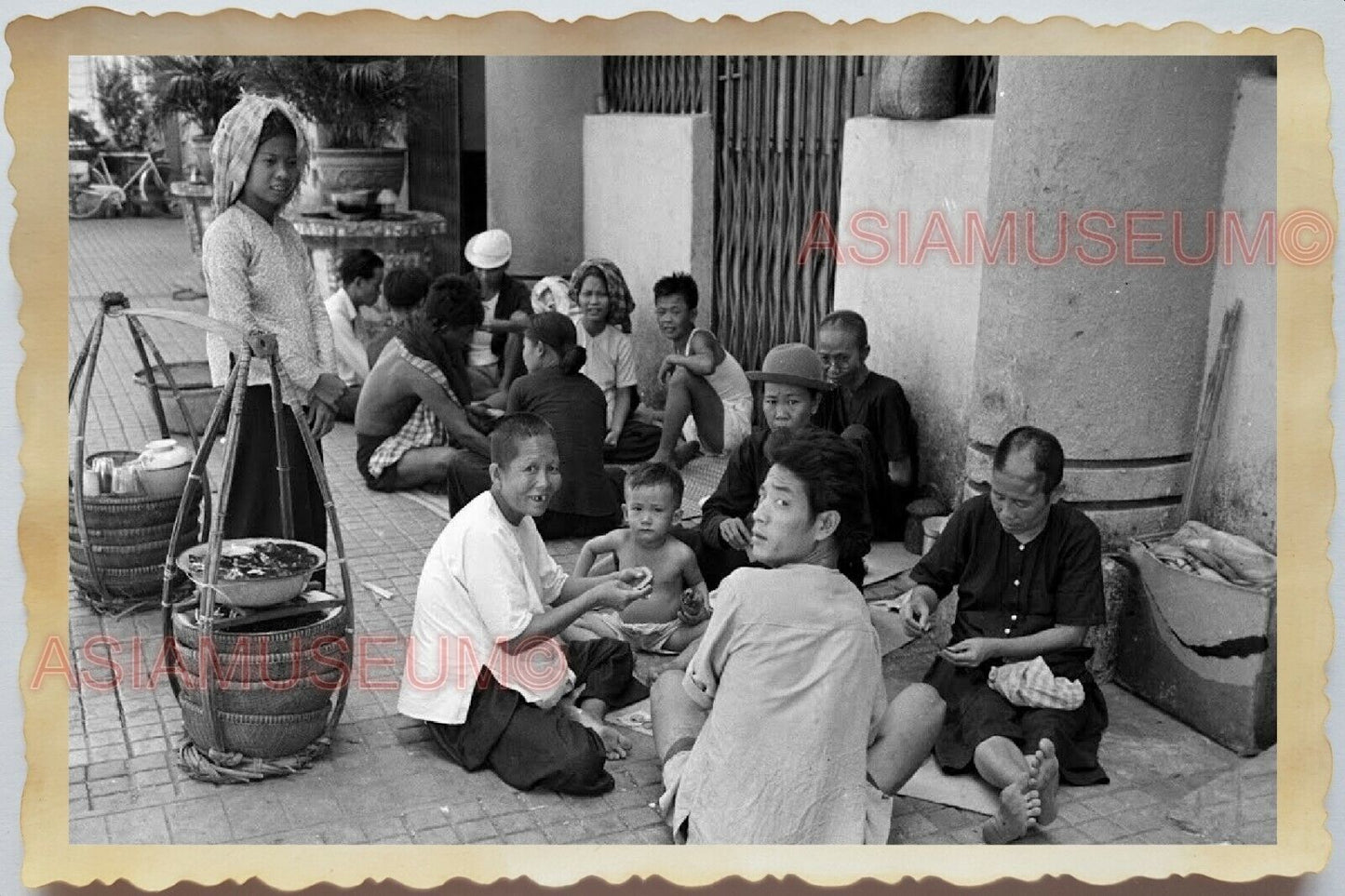 50s Vietnam War Saigon Street Street Market Women Lady Food Vintage Photo #1124