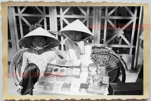 50s Vietnam Saigon Women Lady Street Scene Cigarette Seller Vintage Photo 853