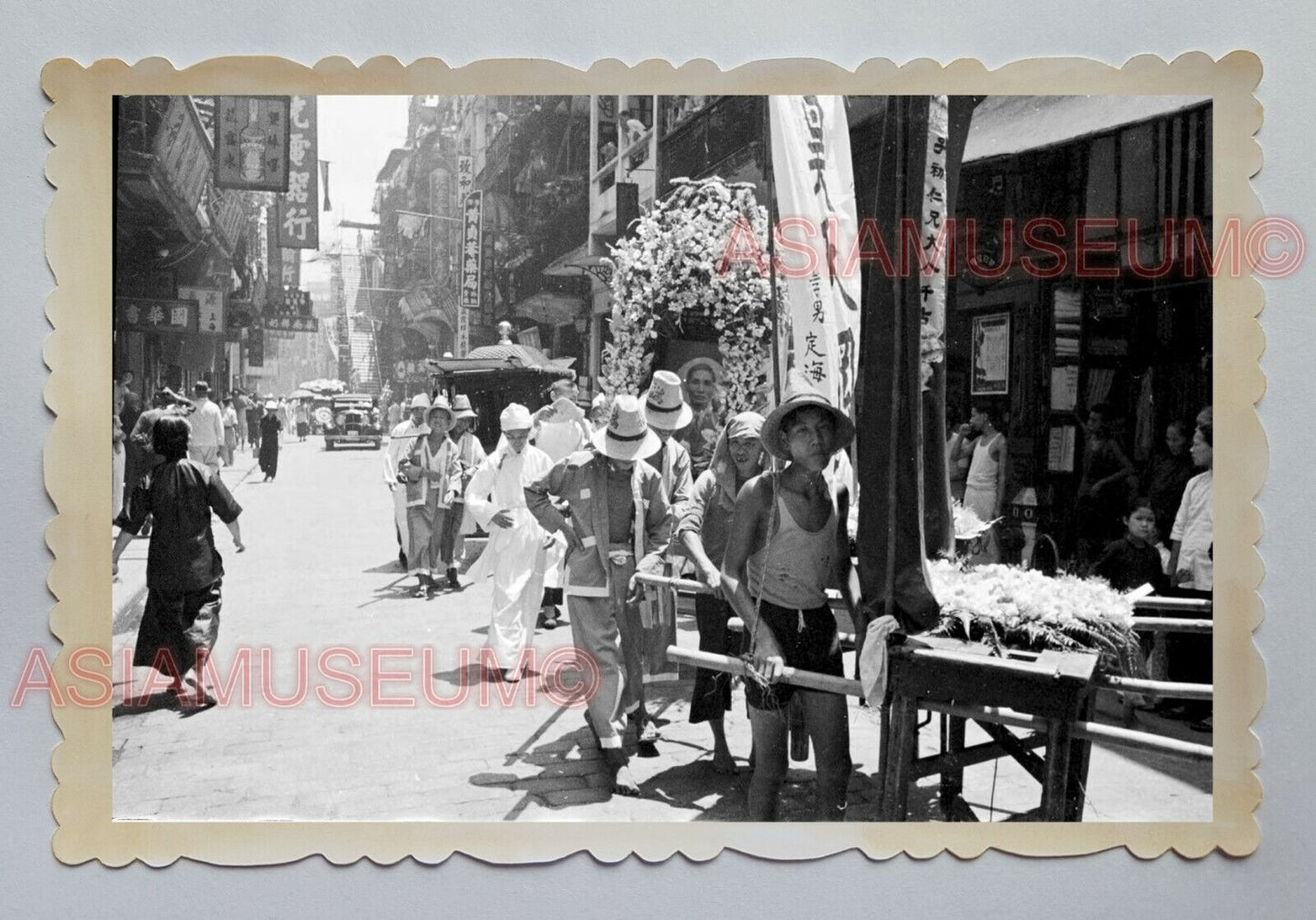 MAN CARRY FLOWER WOMEN CAR SHOP SIGN ADS B&W VINTAGE HONG KONG Photo 23442 香港旧照片