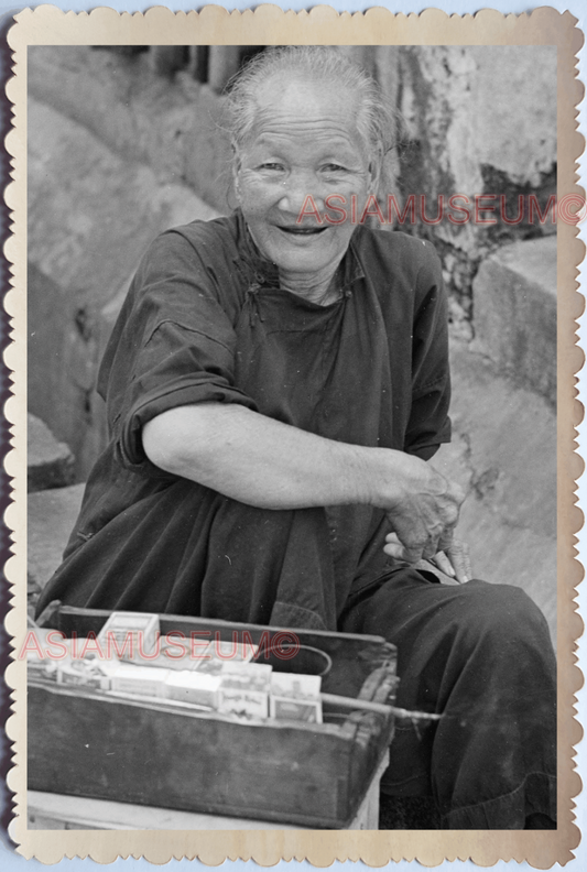 WW2 WOMEN LADY PORTRAIT STREET MARKET CIGARETTE  Vintage Singapore Photo 17780