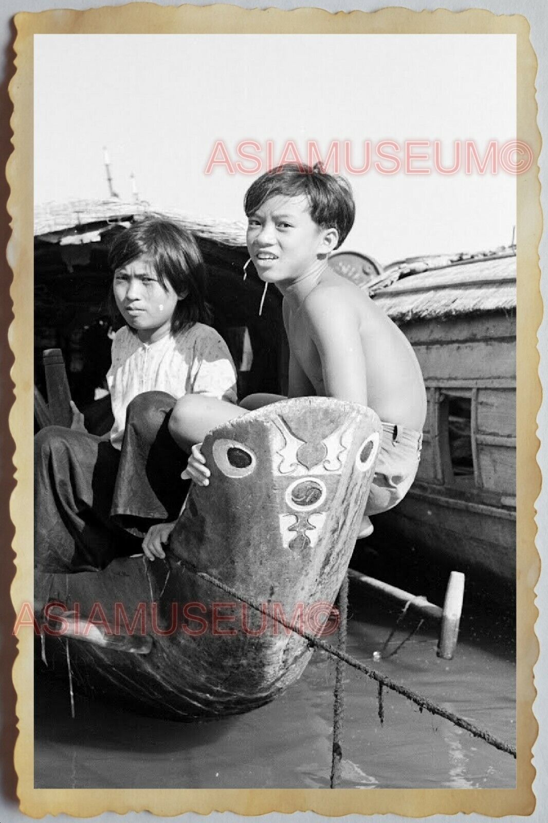 50s Vietnam SAIGON MEKONG RIVER BOAT HOUSE GIRL BOY PLAYING Vintage Photo 1008