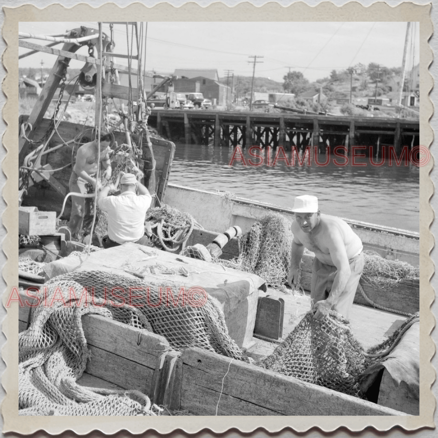 50s GLOUCESTER HARBOR ESSEX MASSACHUSETTS FISHERMAN BOAT VINTAGE USA Photo 9877