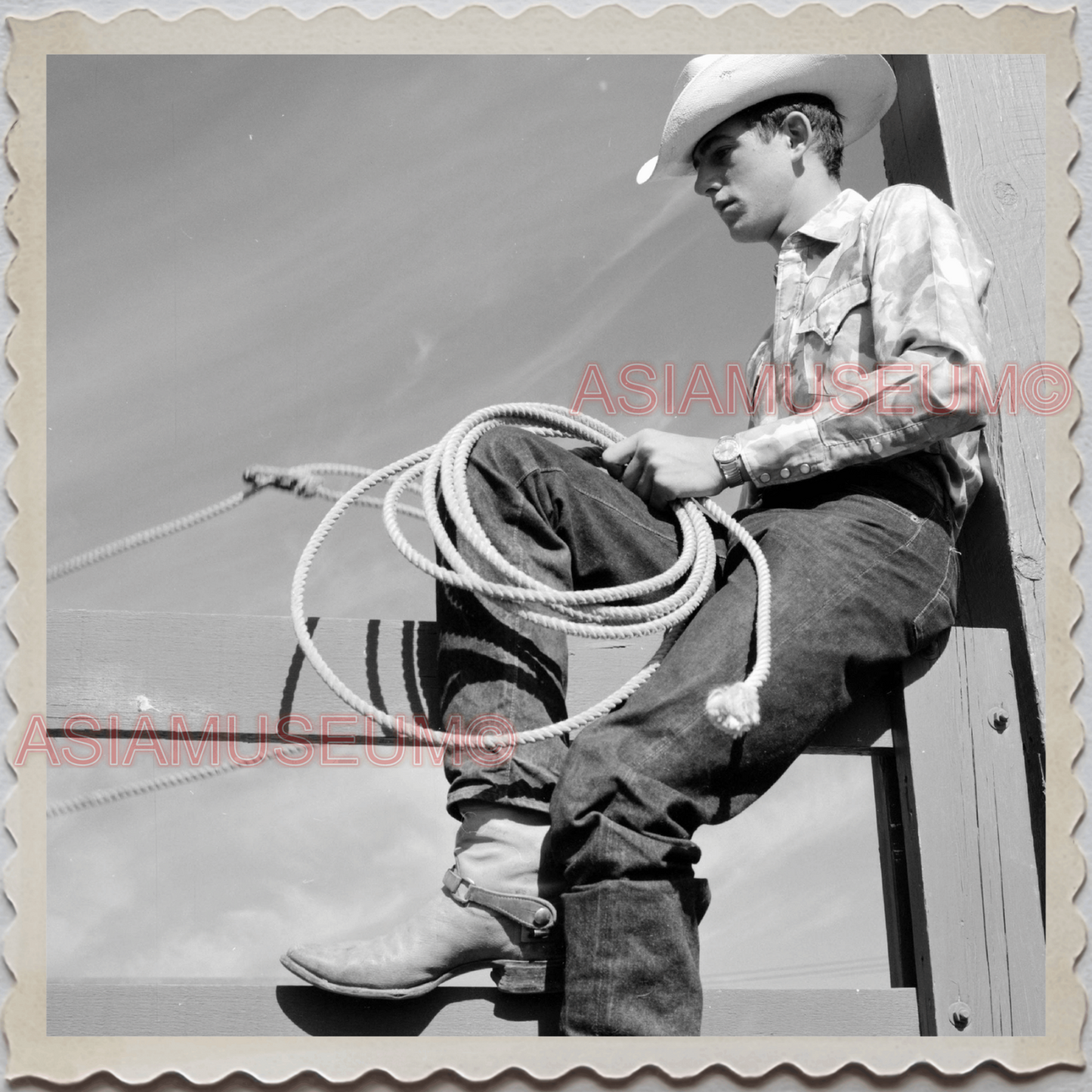 50s AUGUSTA RANCH COWBOYMAN FENCE BOY ROPES VINTAGE OLD USA AMERICA Photo 11343