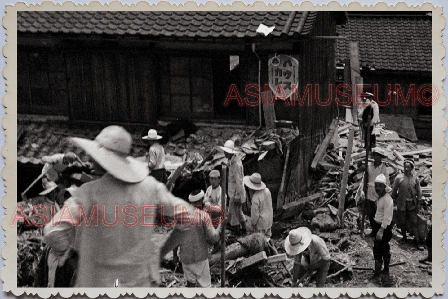 WW2 JAPAN KOBE VILLAGE HOUSE FLOOD BUILDING RAILROAD WORKER Vintage Photo #18810