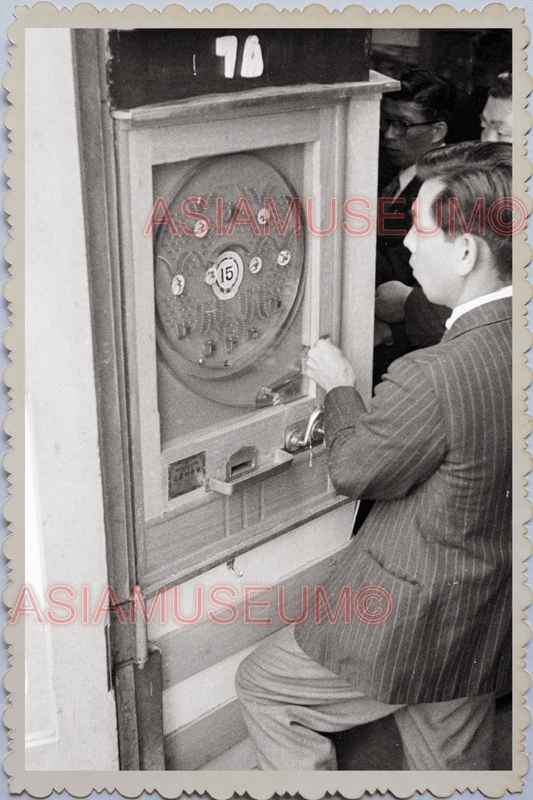 40s WW2 JAPAN TOKYO PACHINKO MACHINE ARCADE CENTER MAN PLAY GAME WAR Photo 26100