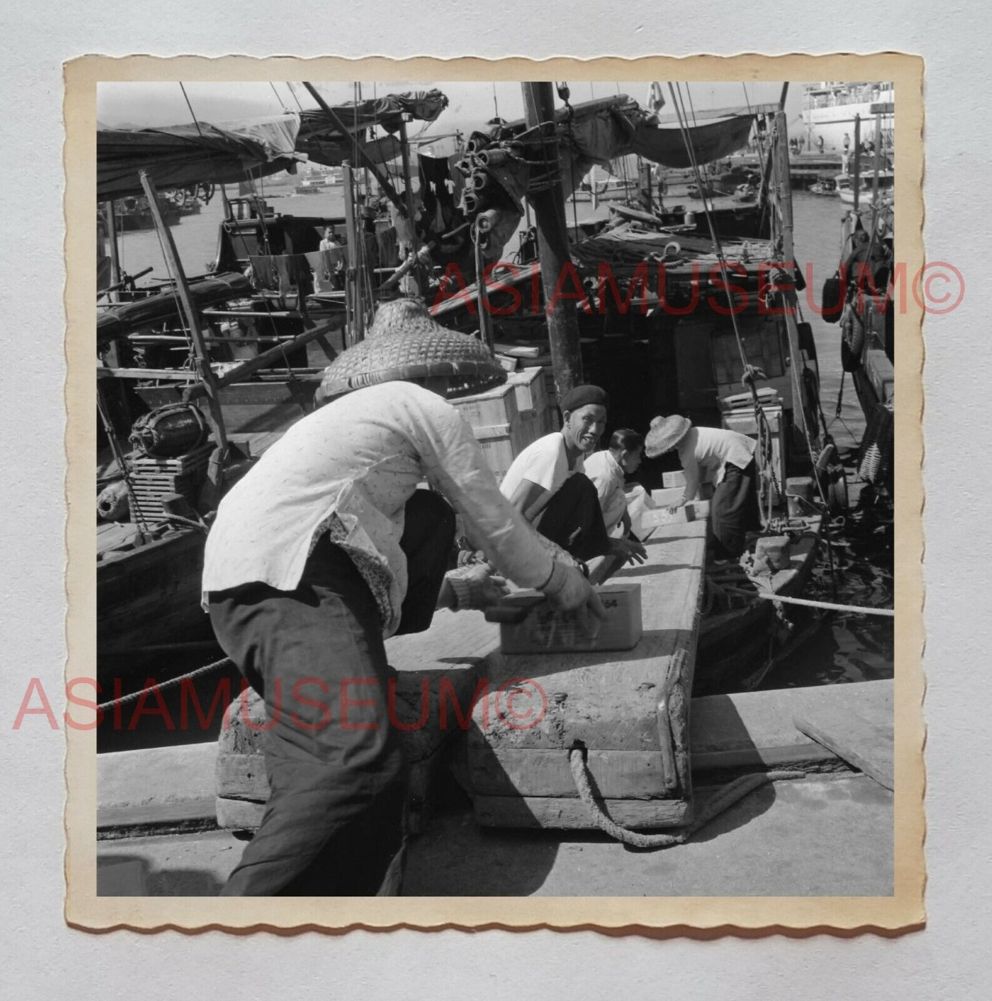 WORKER COOLIE BOAT PIER HARBOR CRATE BOY B&W Vintage Hong Kong Photo 27806 香港旧照片