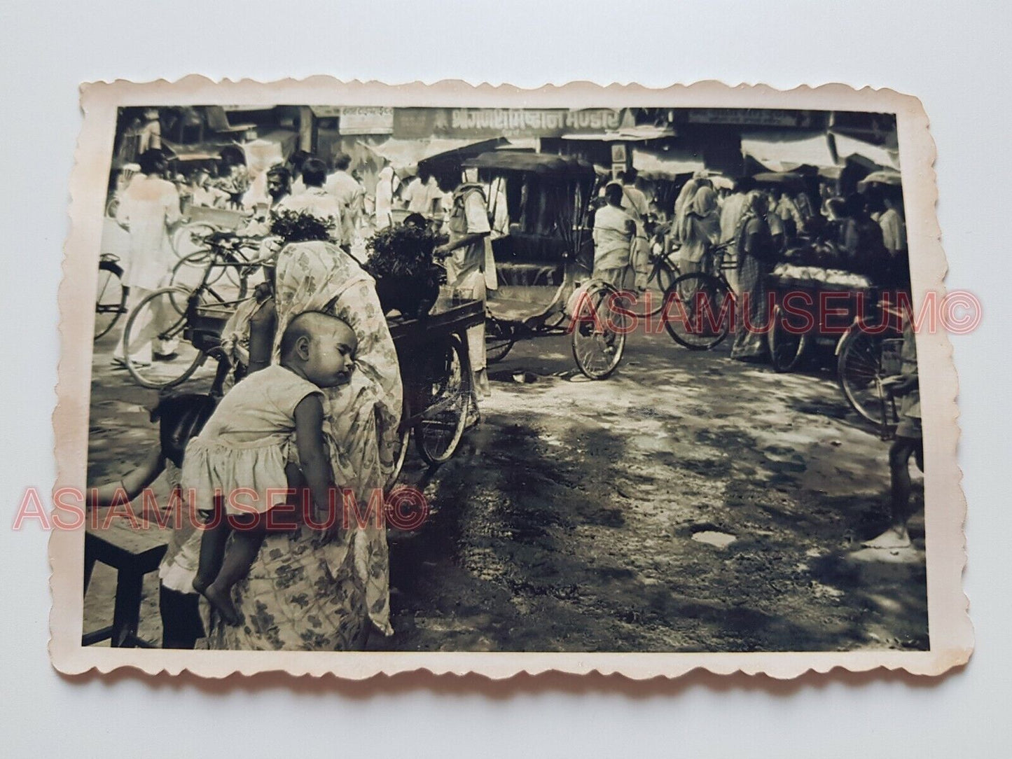 40s STREET SCENE BOMBAY BABY WOMEN LADY TRICYCLE CHILDREN B&W INDIA Photo #1126