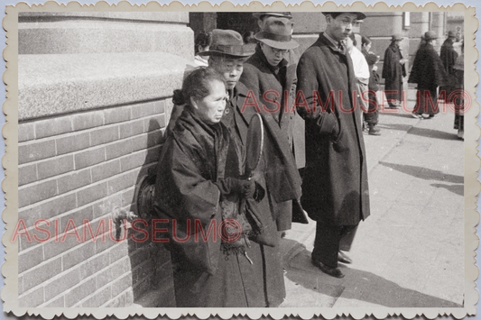 WW2 50s JAPAN KOBE STREET SCENE ELDERLY WOMEN MAN SUIT ROAD Vintage Photo #15945