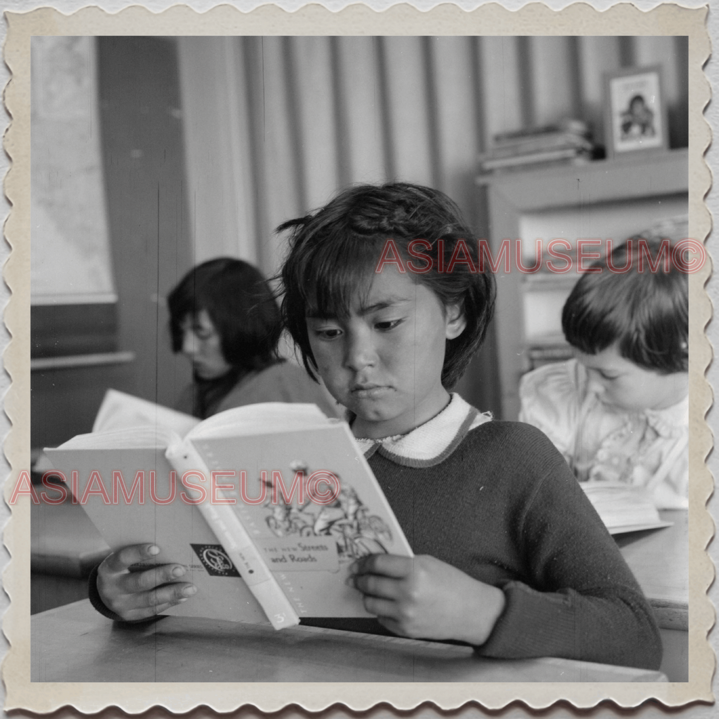 50s UTQIAGVIK NORTH SLOPE ALASKA STUDENT SCHOOL GIRLS VINTAGE USA Photo 9967