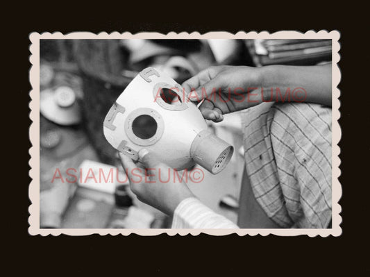 40s Street Scene Paper Gas Mask Vendor Market B&W Hong Kong Photo 香港旧照片 #2133