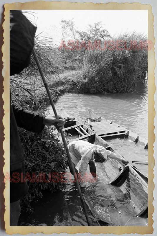 50s Vietnam SAIGON VILLAGE BOAT REPAIR SAMPAN RIVER MAN OLD Vintage Photo 705