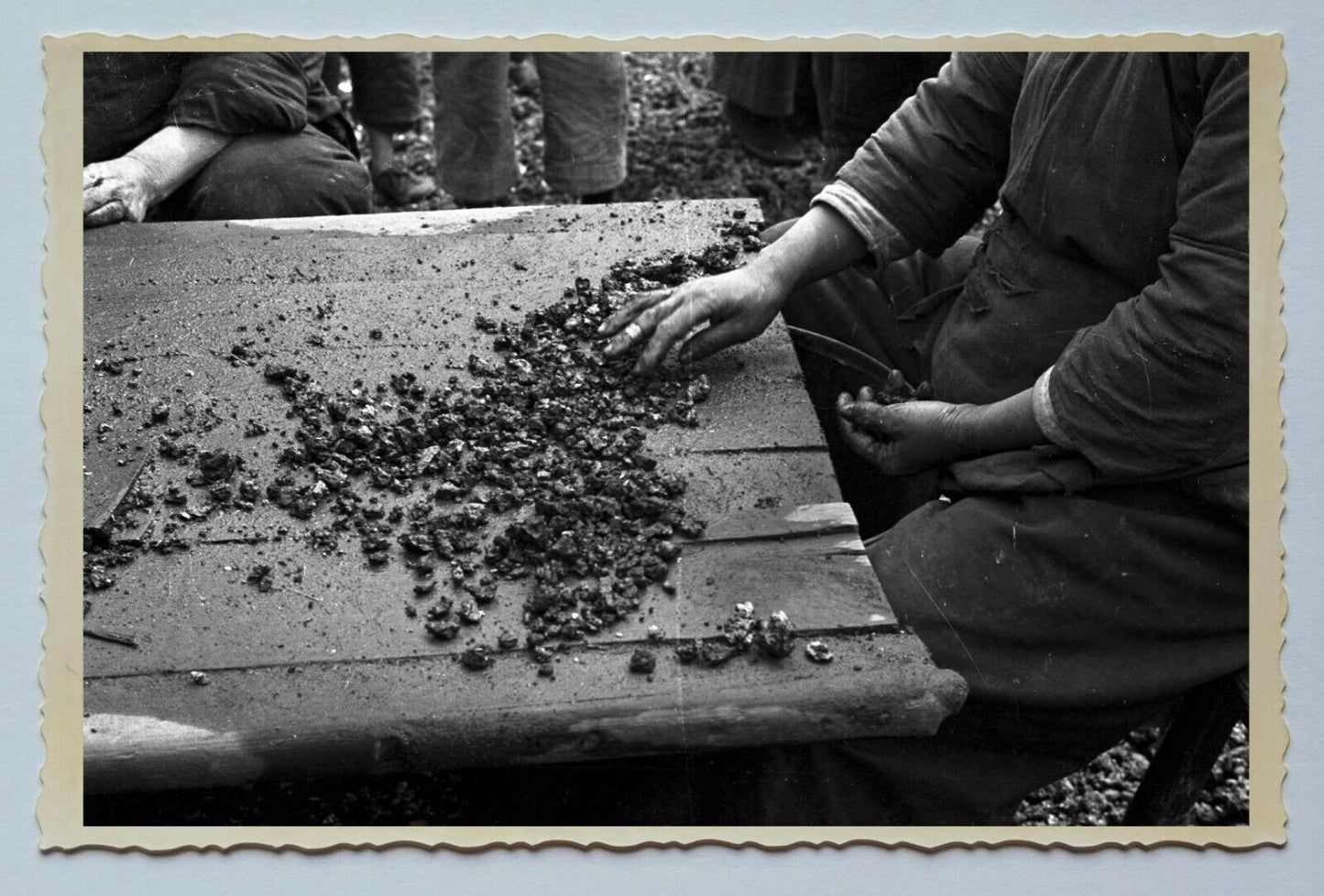 WOMEN FARMING DIRT WORKER FARMER B&W Vintage China Shanghai Photo 中国上海老照片 #100