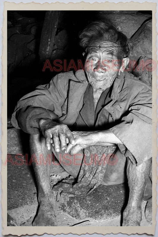 50s PHILIPPINES LUZON CAVEMAN TRIBE MAN PORTRAIT SMILING ww2 Vintage Photo 24366