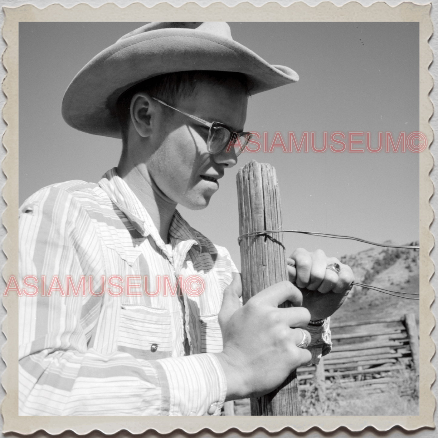 50s CROW TRIBE BIG HORN COUNTY MONTANA AGENCY MEN FENCE VINTAGE USA Photo 12031