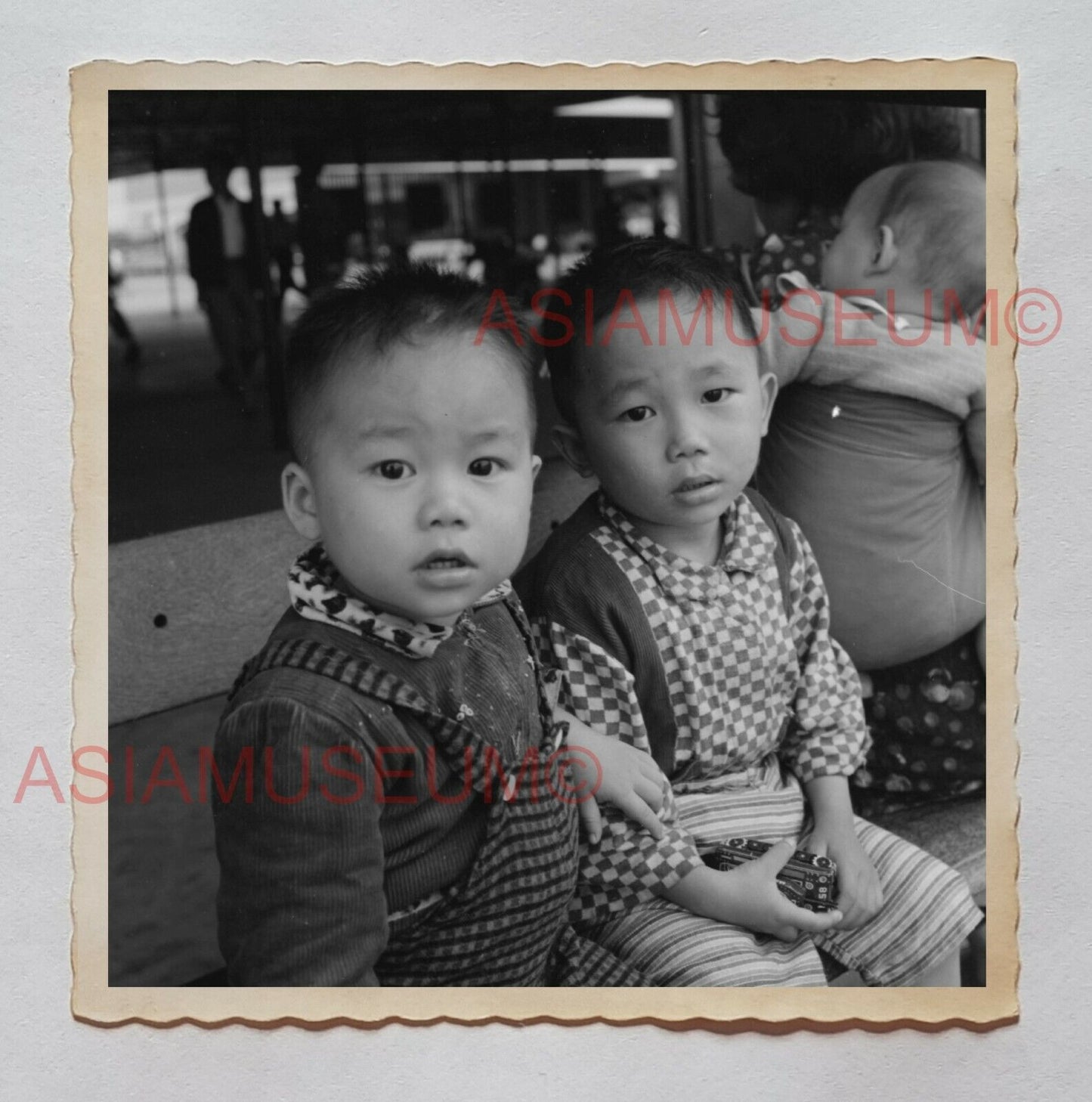 1940's BOY BABY CHILDREN STREET PORTRAIT B&W Vintage Hong Kong Photo 30067 香港旧照片