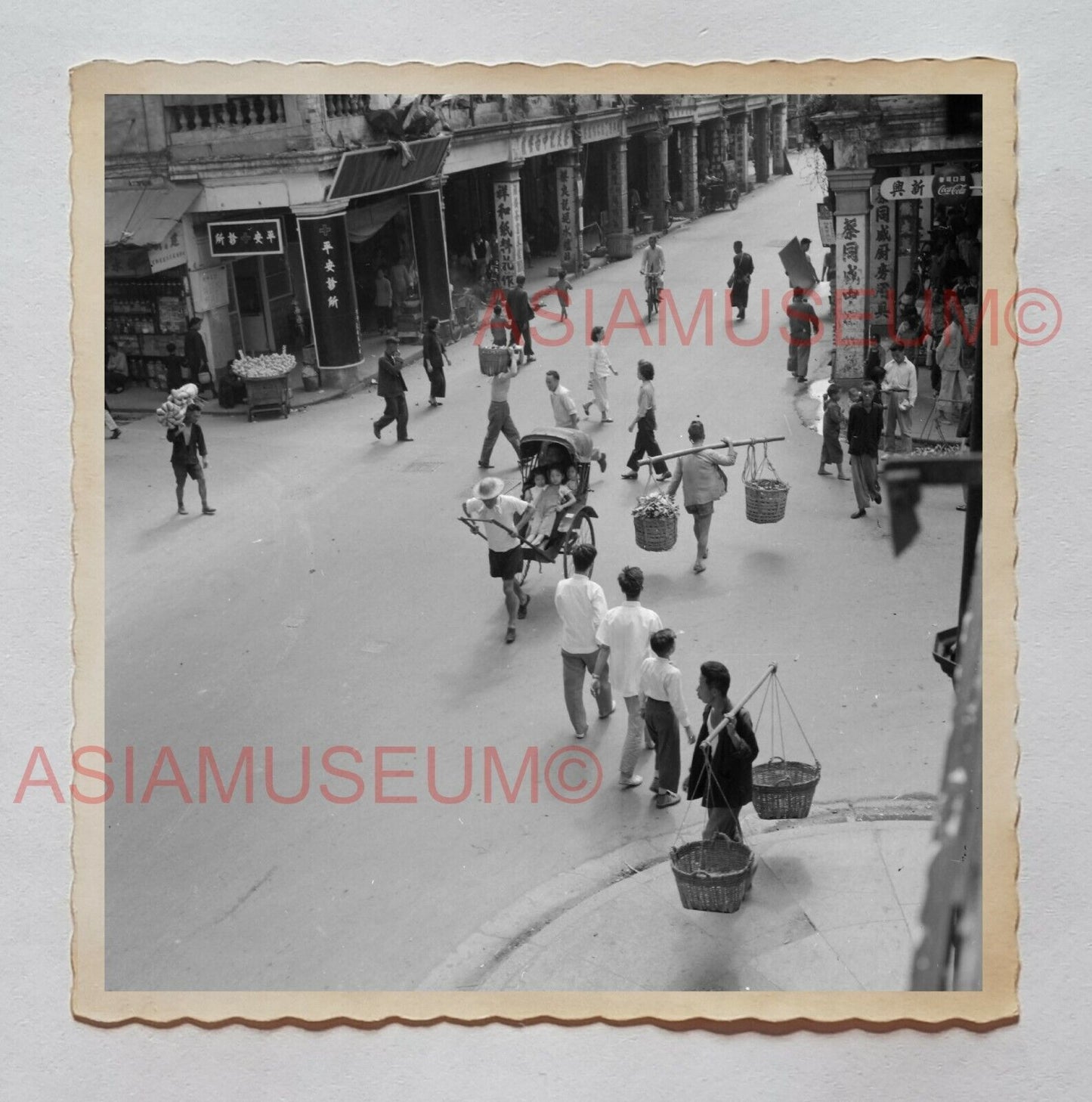 CENTRAL KOWLOON RICKSHAW STREET SCENE  B&W Vintage Hong Kong Photo 27794 香港旧照片