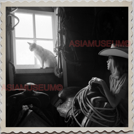 50s AUGUSTA KRONE RANCH COWBOY GIRL CAT BARN VINTAGE OLD USA AMERICA Photo 11766