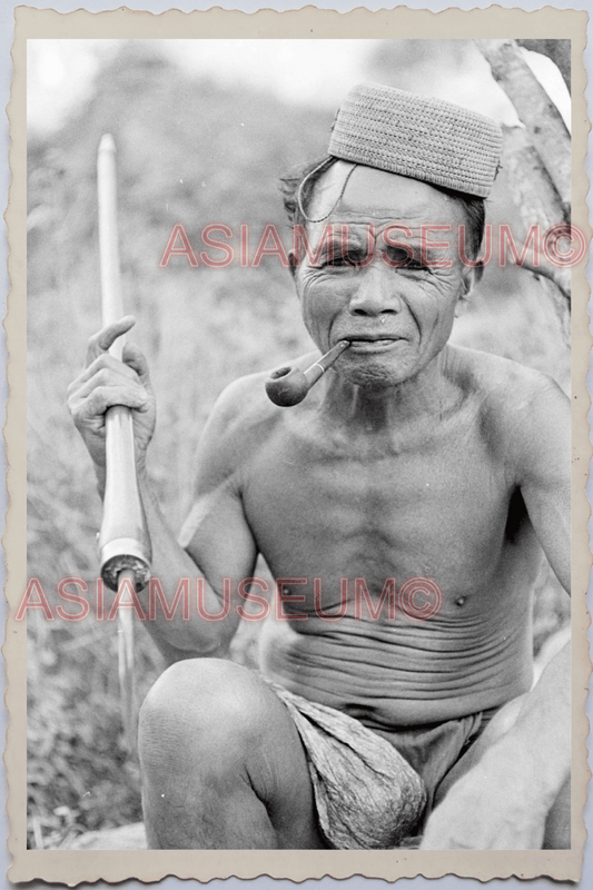 50s PHILIPPINES TRIBE MAN SMOKING PIPE SPEAR PORTRAIT HAT  Vintage Photo 24403