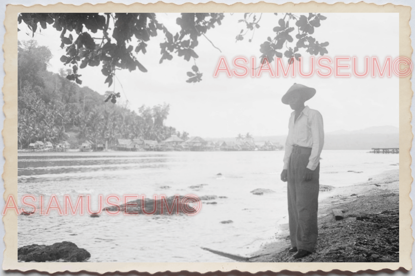 50s PHILIPPINES VILLAGE RIVER MAN STRAW HAT PORT SHIP PIER Vintage Photo 29653