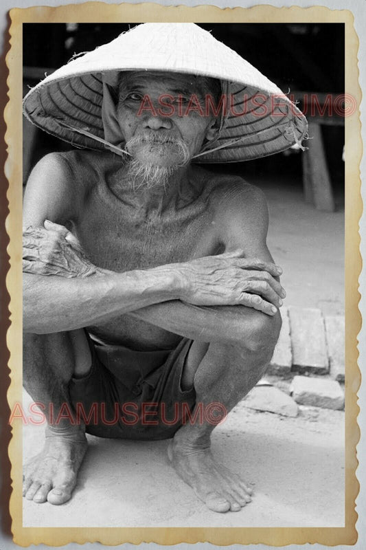 50s Vietnam SAIGON VILLAGE MAN STRAW HAT SQUAT SMILE PORTRAIT Vintage Photo 536