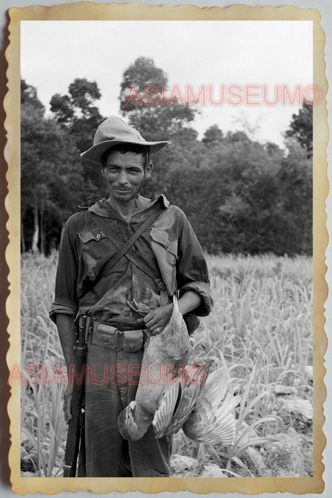 50s Vietnam SAIGON VILLAGE SOLDIER HUNTING  WAR Army AMERICA Vintage Photo 951