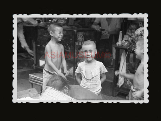 1940s CHILDREN WORK SHOP STREET PLAYING VENDOR VINTAGE B&W Hong Kong Photo #1570