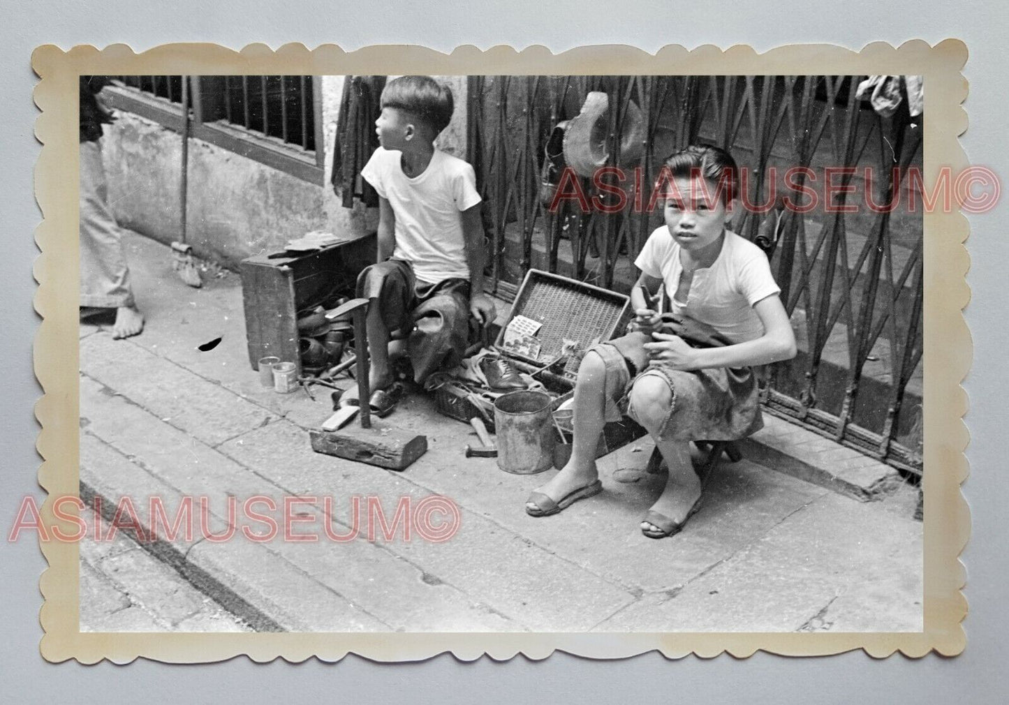 YOUNG MAN BOY STREET REPAIR SHOE PORTRAIT AD VINTAGE HONG KONG Photo 23609 香港旧照片