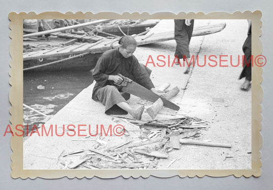 WOMEN PIER HARBOR WOOD CUTTING LADY SAW B&W Vintage Hong Kong Photo 香港旧照片 03995