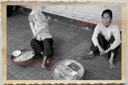 50s Ho Chi Minh Street Scene Women Lady Seller B&W Vietnam War Vintage Photo 687