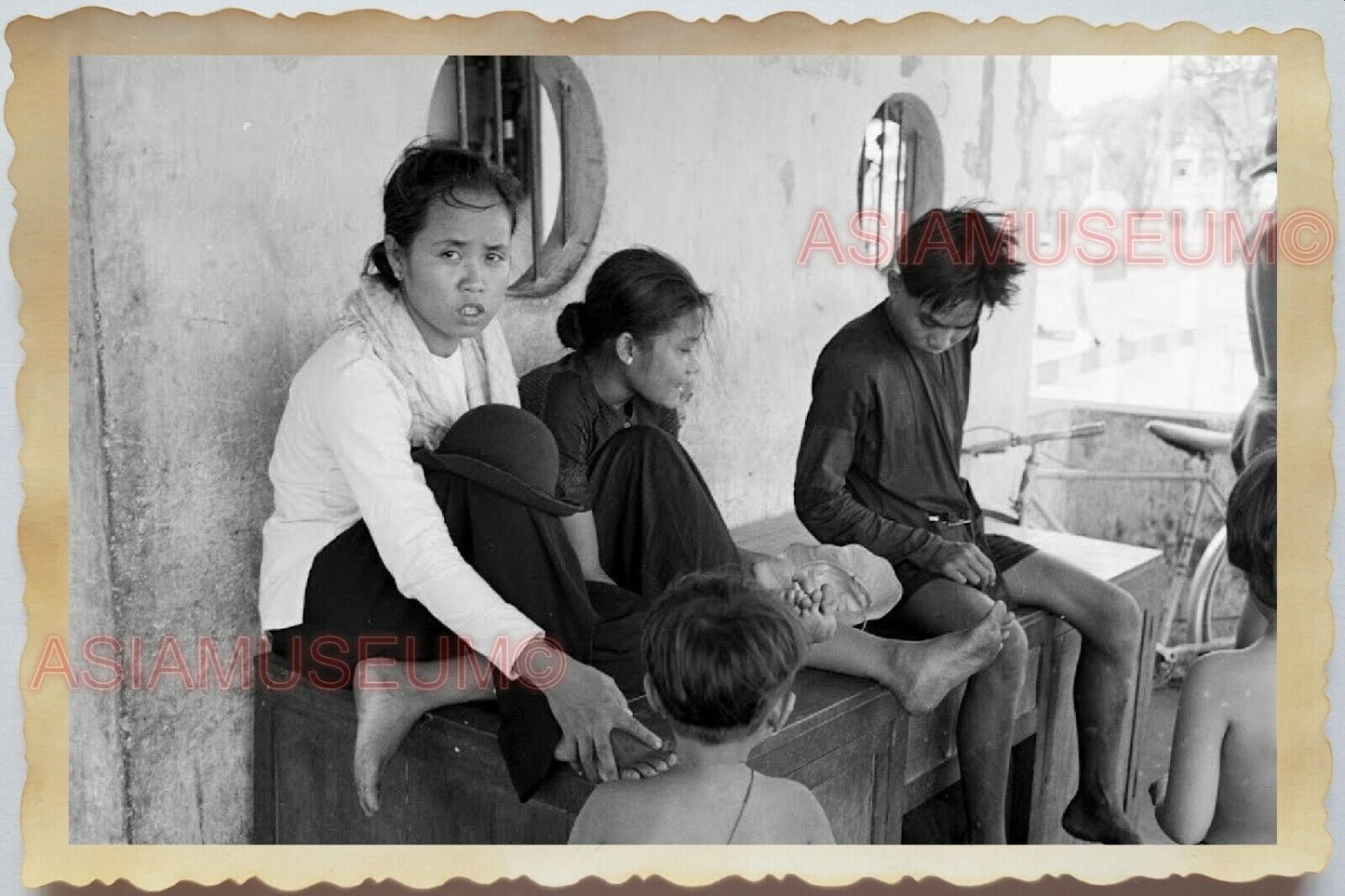 50s Vietnam Saigon CAFE SHOP LADY GIRL STREET SCENE VIEW BAR Vintage Photo 1327