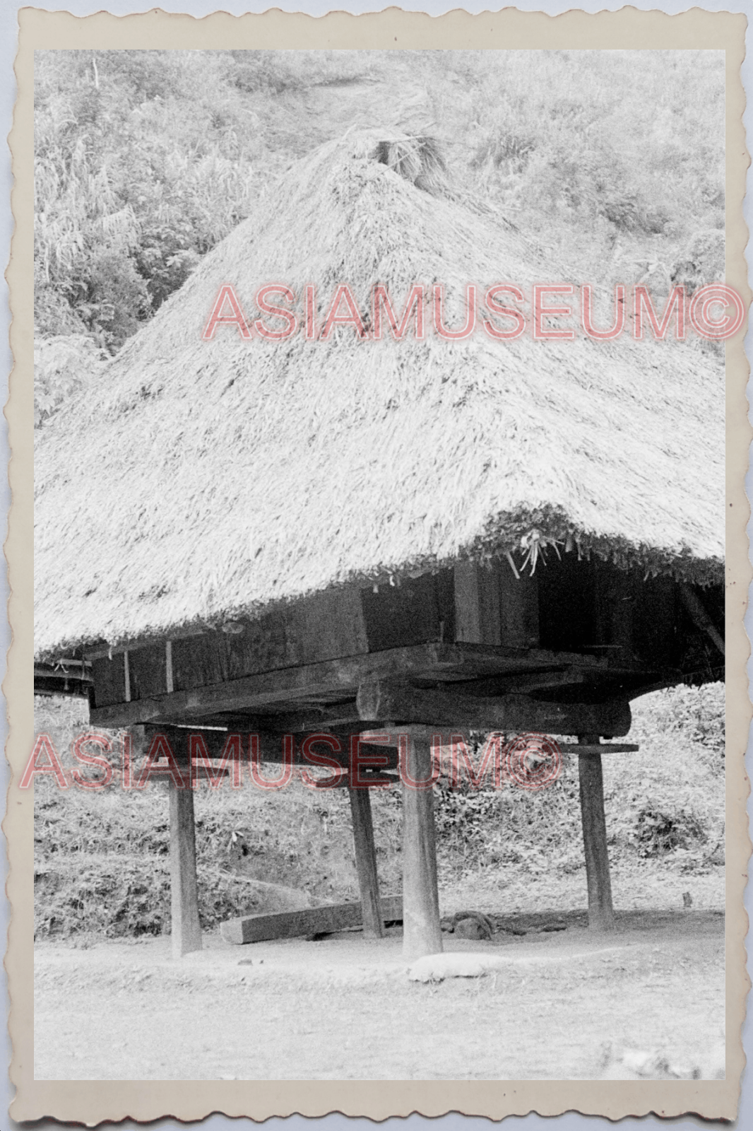 50s PHILIPPINES TRIBE CAVEMAN HUT STILT HOUSE MOUNTAIN HILL VINTAGE Photo 24087