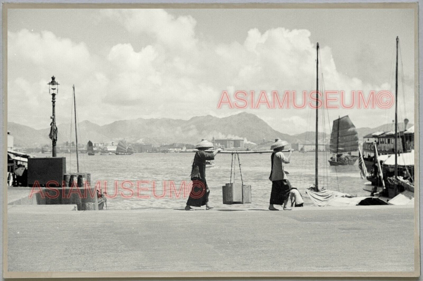 40's HONG KONG PIER HARBOR WOMEN SAIL JUNK LAMP POST 香港旧照片 Postcard RPPC 1412