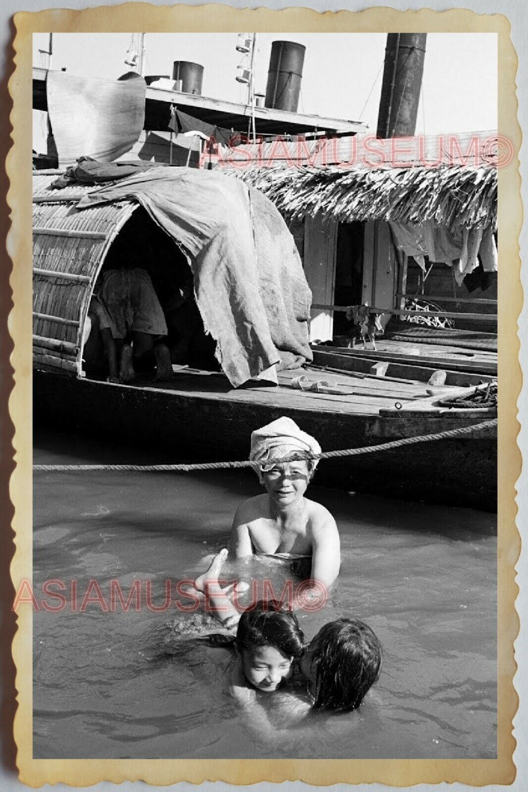 50s Vietnam SAIGON WOMEN CHILDREN PLAY WATER RIVER PIER BOAT Vintage Photo 601