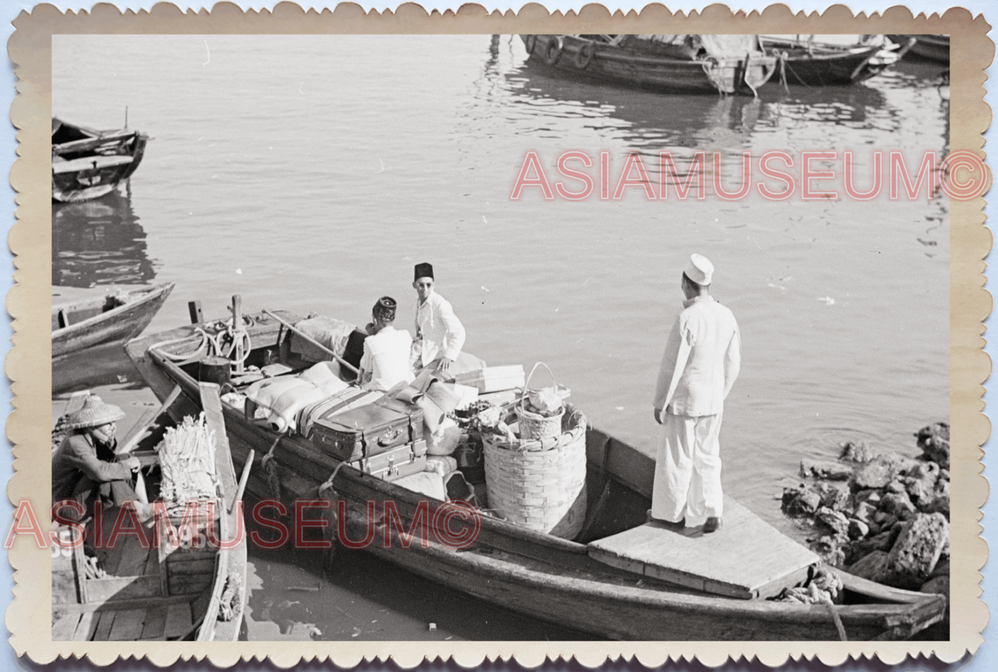 WW2 British Sampan Boat Luggage Basket Pier River Man B&W Singapore Photo 18961