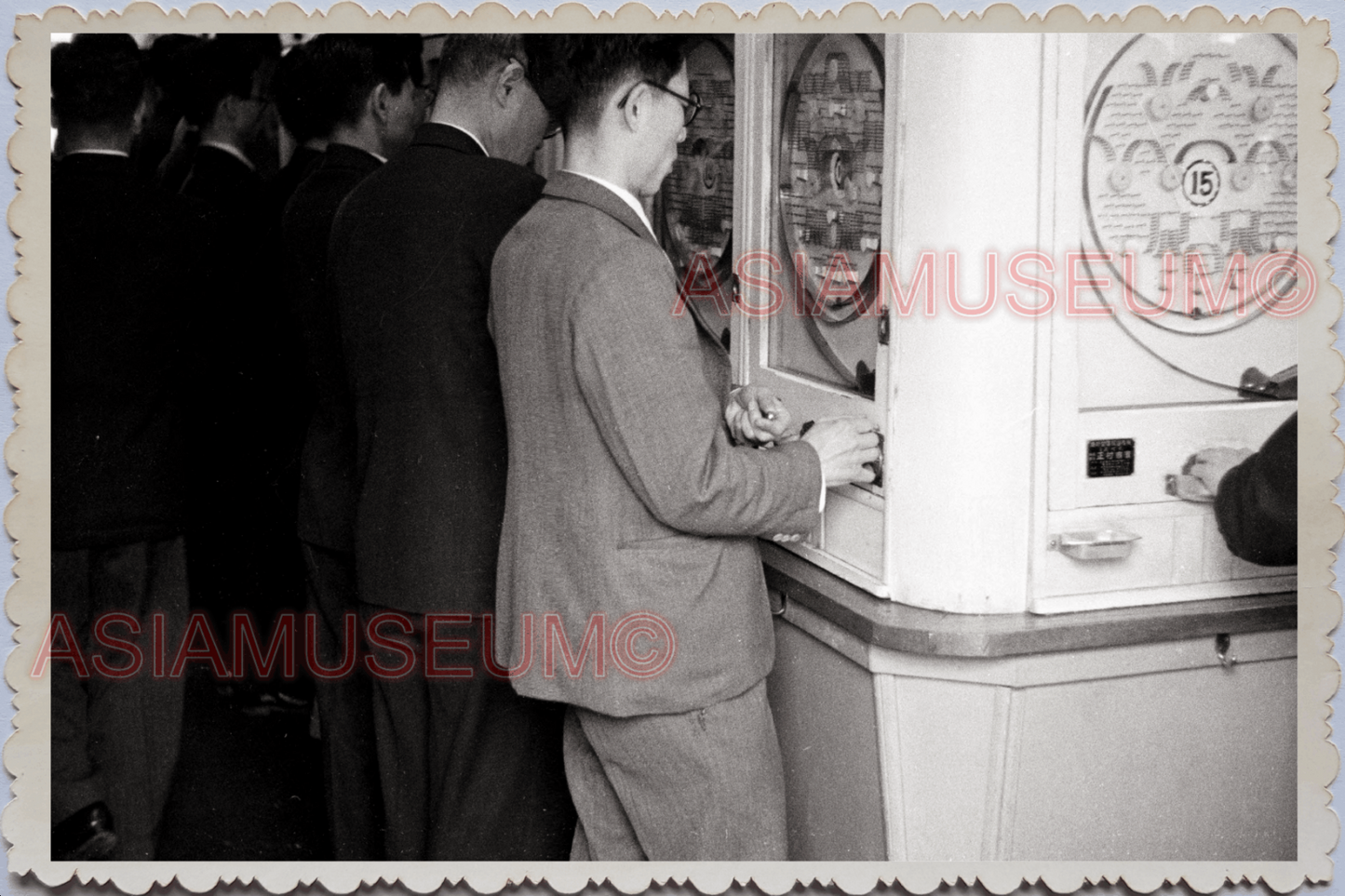 50s JAPAN TOKYO PACHINKO ARCADE CENTER SHOP GAME MACHINE MAN Vintage Photo 26176