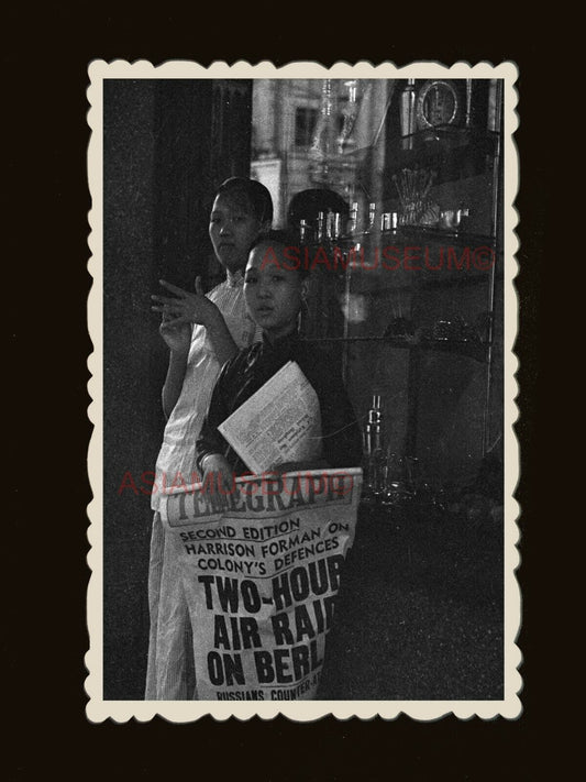 1940s STREET WOMEN YOUNG LADY NEWSPAPER CLOCK B&W Vintage Hong Kong Photo #1741