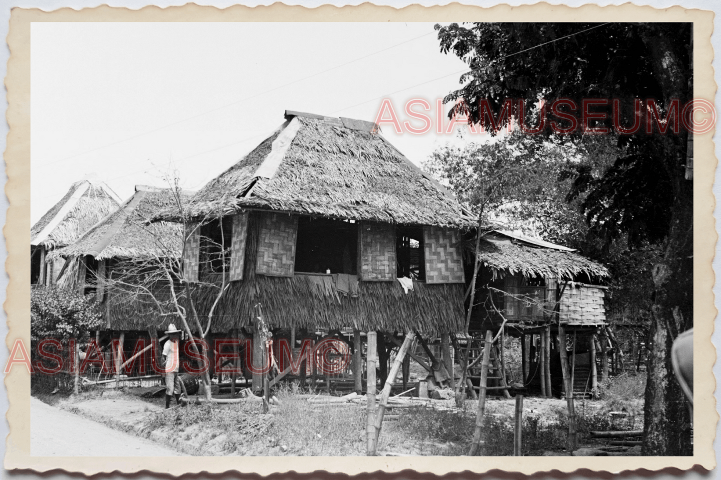 50s PHILIPPINES VILLAGE MAN STILT HOUSE HUT STRAW HAT VIEW Vintage Photo 30125