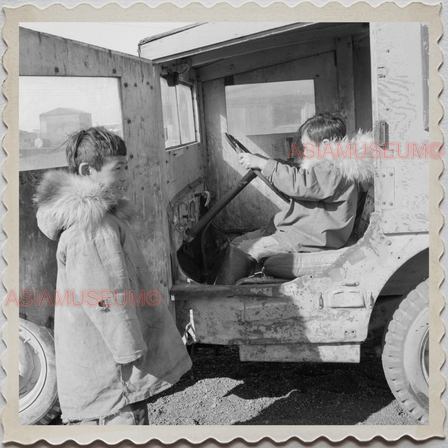 50s UTQIAGVIK NORTH SLOPE BARROW ALASKA BOYS PLAYING CAR VINTAGE USA Photo 8145