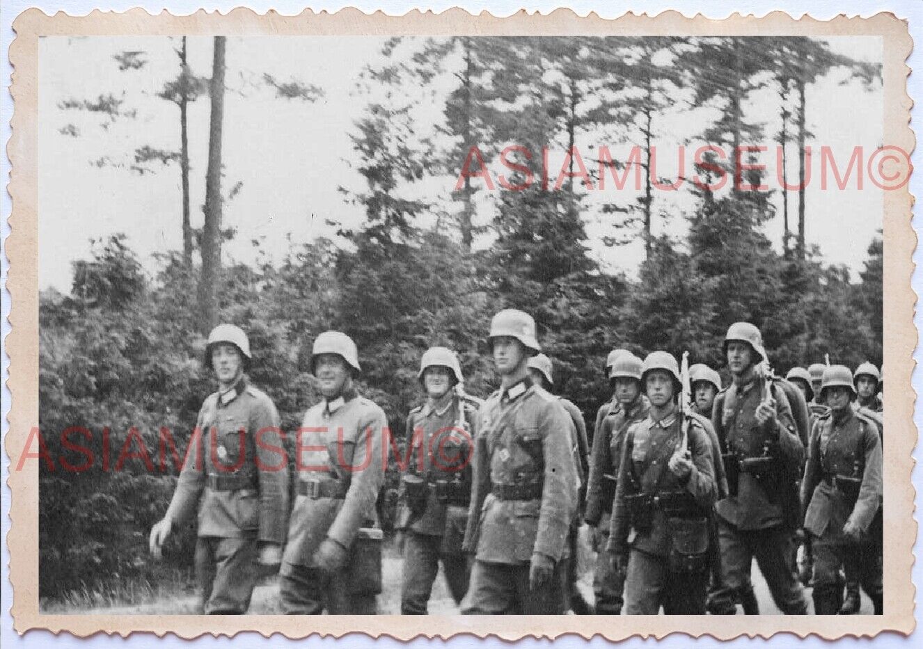 WWii D-DAY NORMANDY EUROPE ARMY SOLDIER Group Men Gay Marching War Photo A010