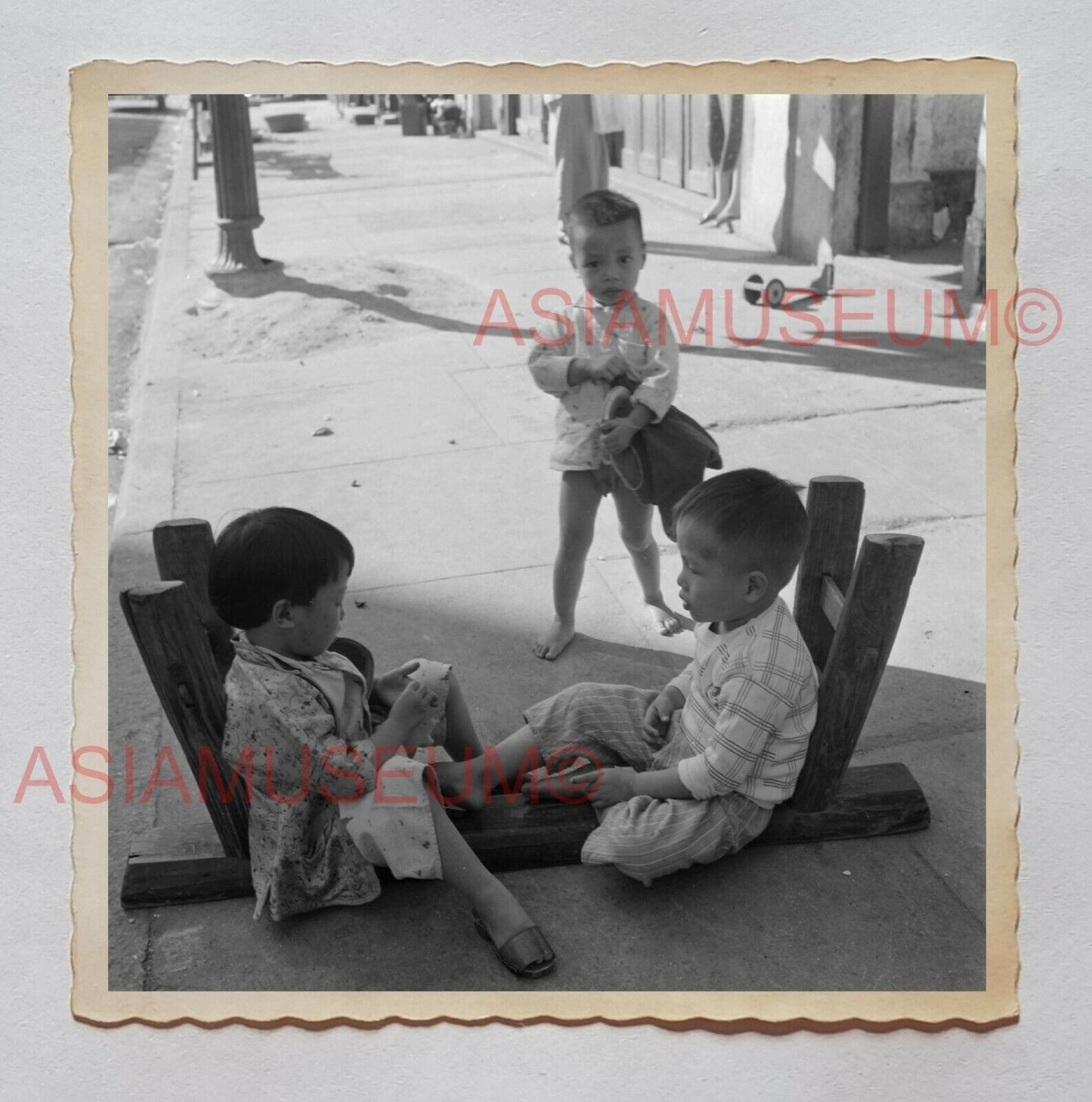 CHILDREN BOYS PLAY STREET ROADSIDE PORTRAIT Vintage Hong Kong Photo 27146 香港旧照片