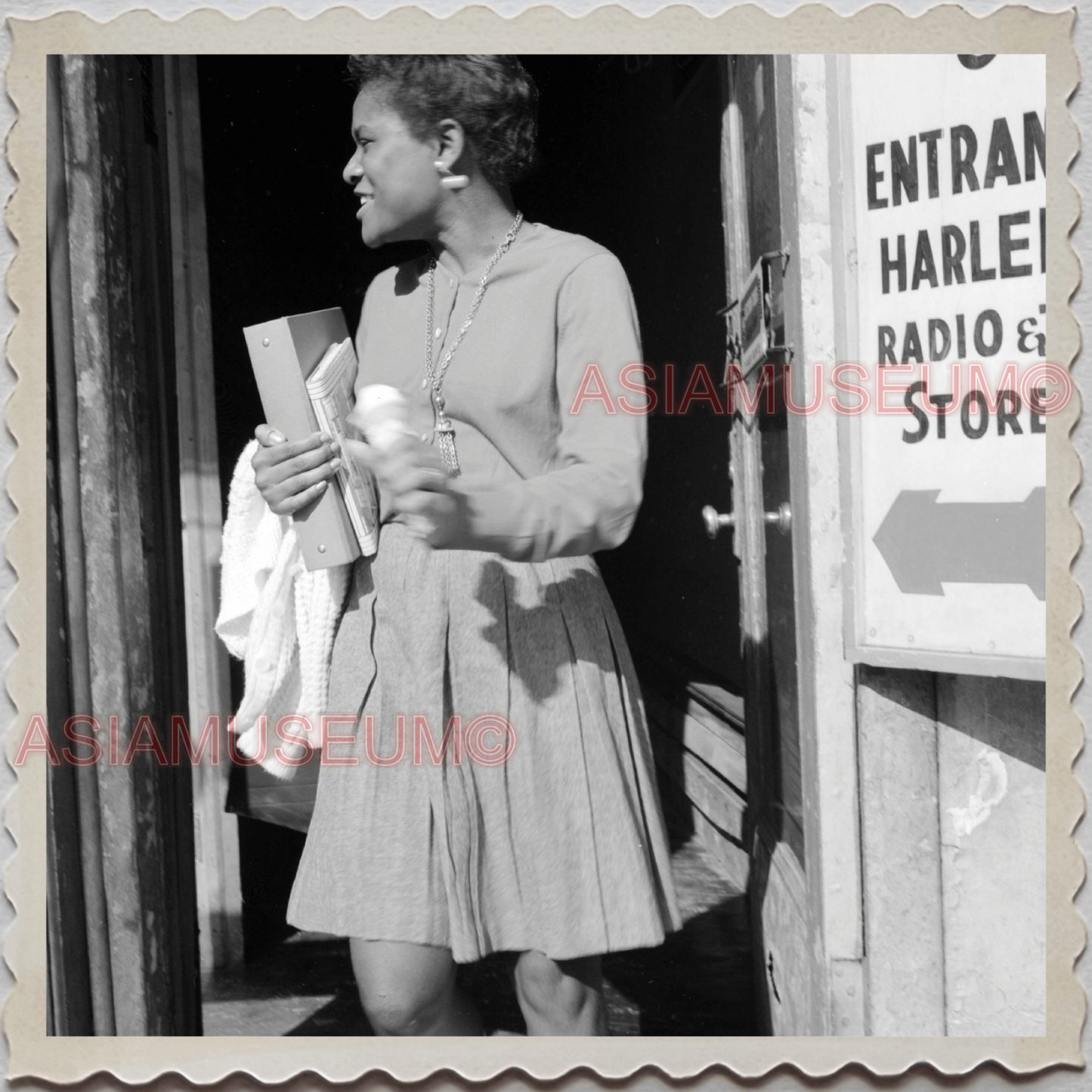 50s HARLEM MANHATTAN NEW YORK CITY STREET SCENE SHOP WOMEN OLD USA Photo 10959