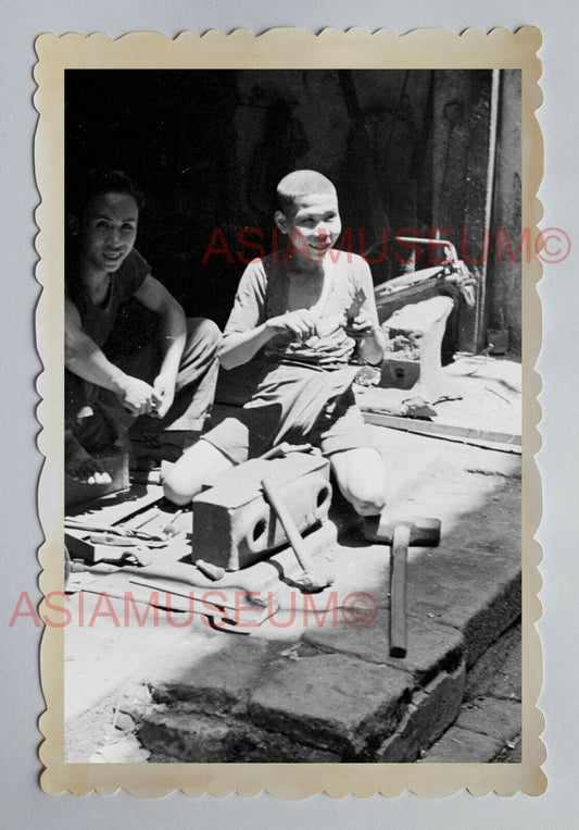 BOY PORTRAIT BACK STREET REPAIR WORKSHOP B&W Vintage HONG KONG Photo 23010 香港旧照片