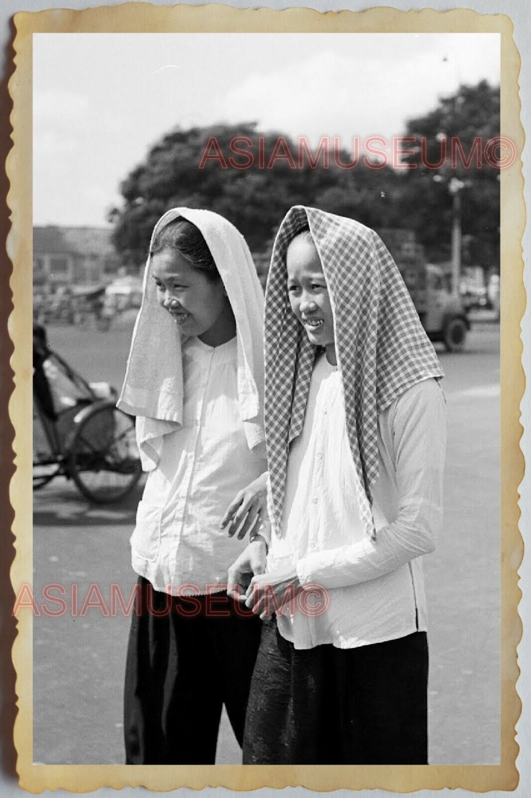 50s Vietnam SAIGON STREET SCENE WOMEN PORTRAIT STRAW HAT WAR Vintage Photo 1036