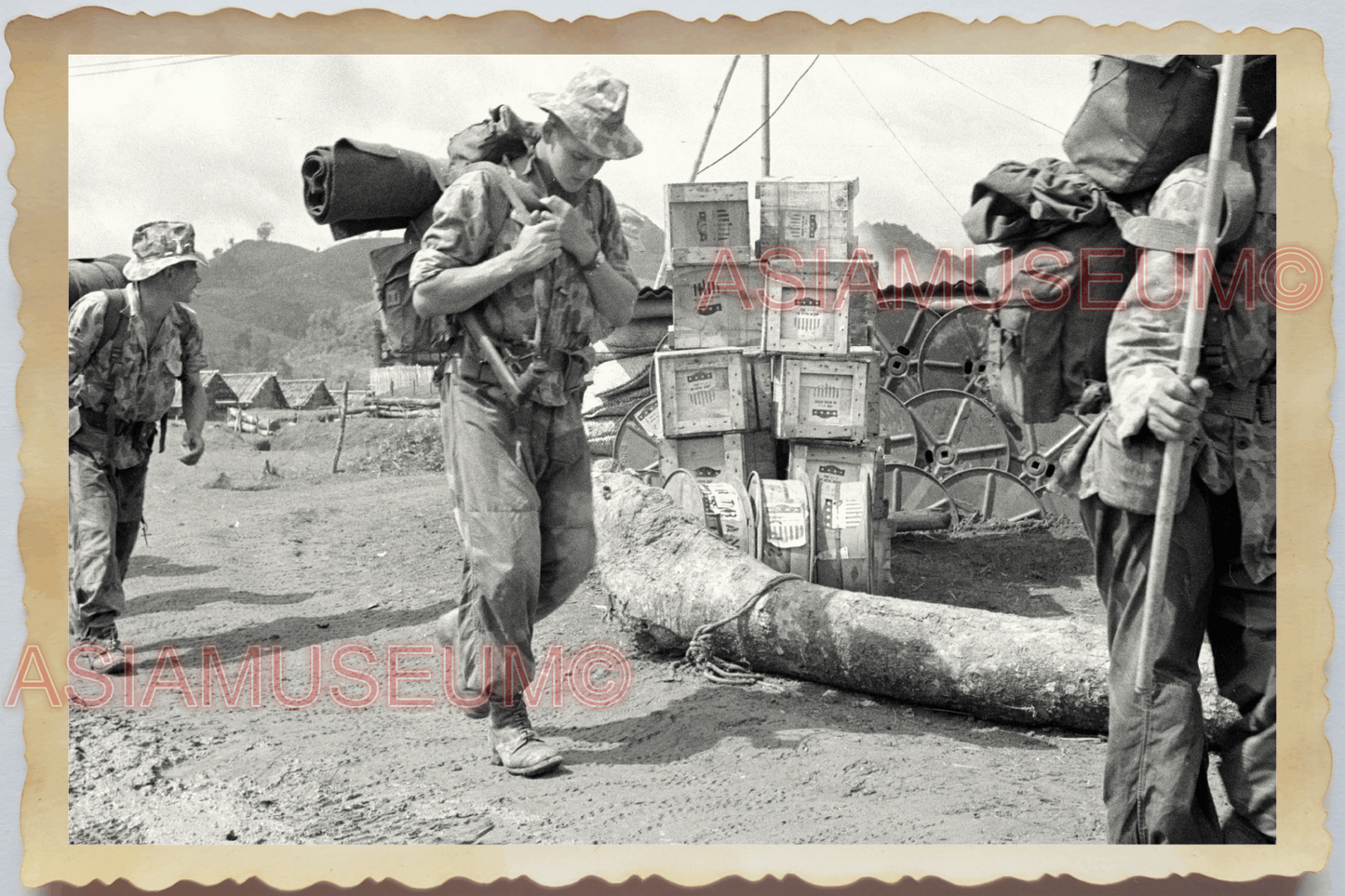 40s WW2 Vietnam FRENCH ARMY SOLDIER VIET MINH CRATE GUN OLD Vintage Photo 24894