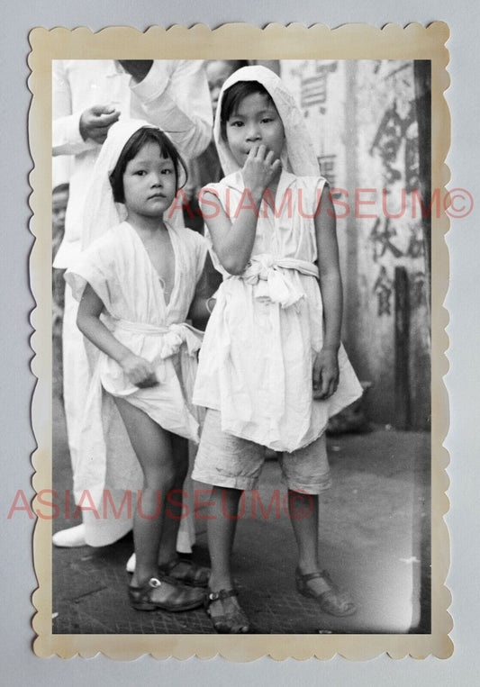 CHILDREN GIRL PORTRAIT CENTRAL STREET B&W Vintage HONG KONG Photo 18412 香港旧照片