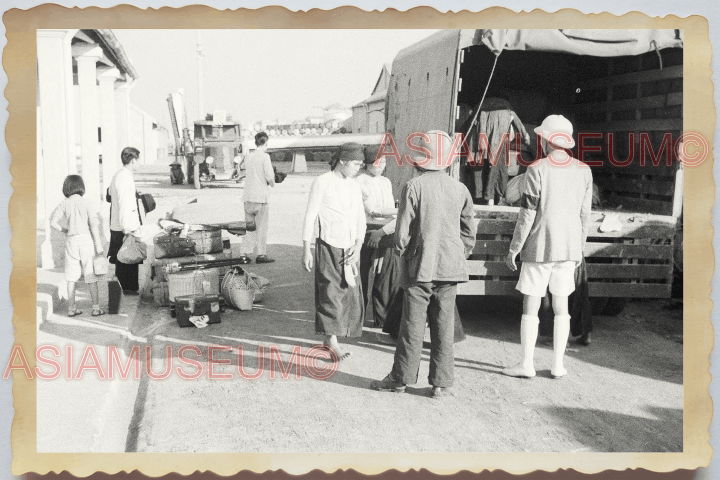 40s WW2 Vietnam HANOI PIER HARBOR COOLIE UNLOAD GOODS TRUCK Vintage Photo 04246