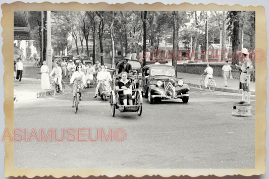 40s WW2 Vietnam HANOI TRAFFIC POLICE CAR PEDICAB BICYCLE OLD Vintage Photo 29830