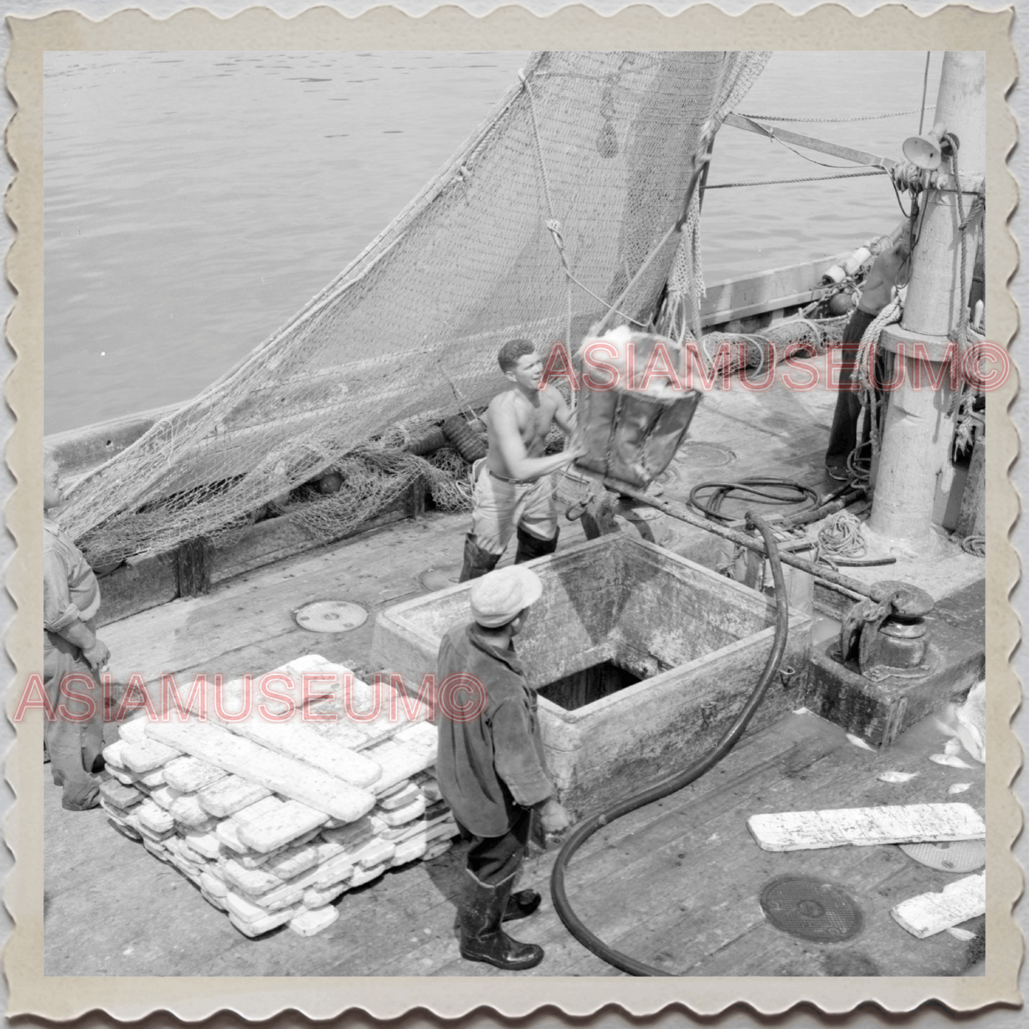 50s GLOUCESTER HARBOR ESSEX MASSACHUSETTS FISHERMAN BOAT VINTAGE USA Photo 9786