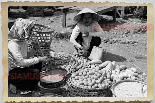 50s Vietnam War Saigon Market Vegetable Women Lady Seller  Vintage Photo #1070