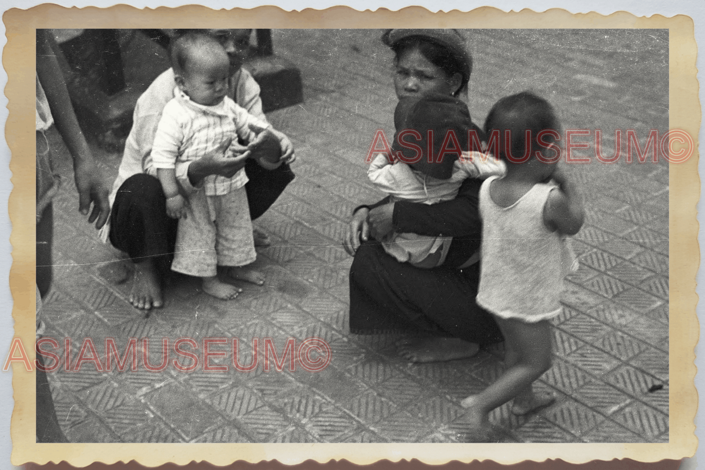 40s WW2 Vietnam STREET SCENE MARKET WOMEN LADY BOY STRAW HAT Vintage Photo 04316